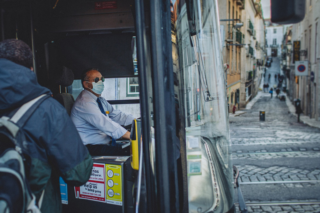 在葡萄牙里斯本，一名公交车司机在工作期间佩戴口罩，以保护自己和乘客的安全。